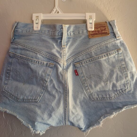 Levi's Women's Shorts 501 Shorts Sz 26 Pre-owned - Picture 2 of 5